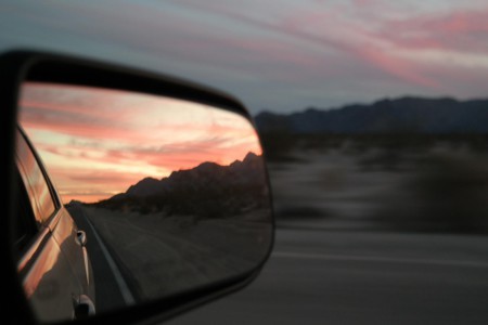 Der Sonnenuntergang in der Wüste