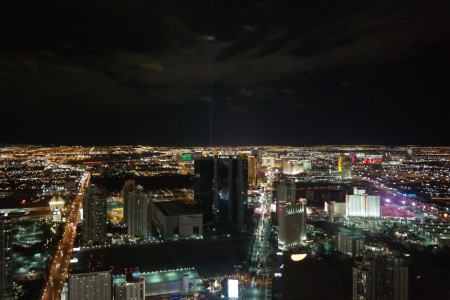 Vegas bei Nacht vom Stratosphere Tower aus. Der Lichtstrahl kommt vom Hotel Luxor, einer Pyramide, aus deren Spitze!