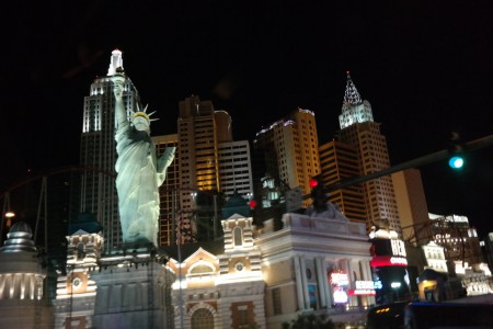 Das New York New York bei Nacht. Hintzer der Freiheitsstatue kann man die Achterbahn erkennen.