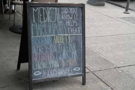 Hier kann man sich per Skype-Doktor (man muss da nichtmal hin) Mariuana verschreiben lassen